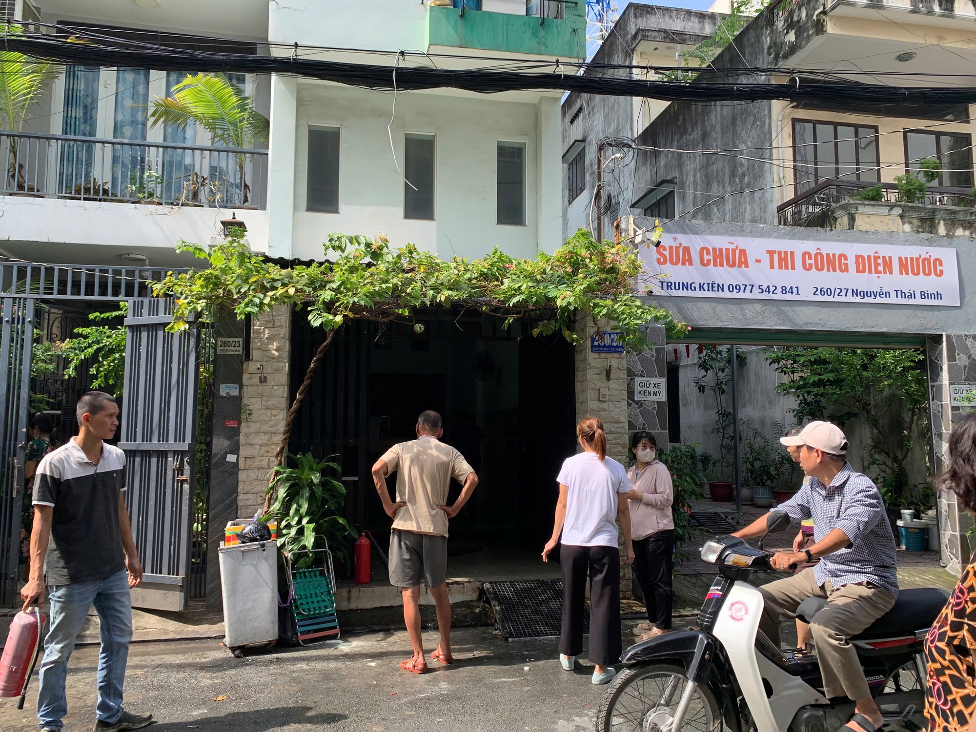 Luộc gà rồi bị quên gây cháy căn nhà 4 tầng ở TP HCM- Ảnh 1.
