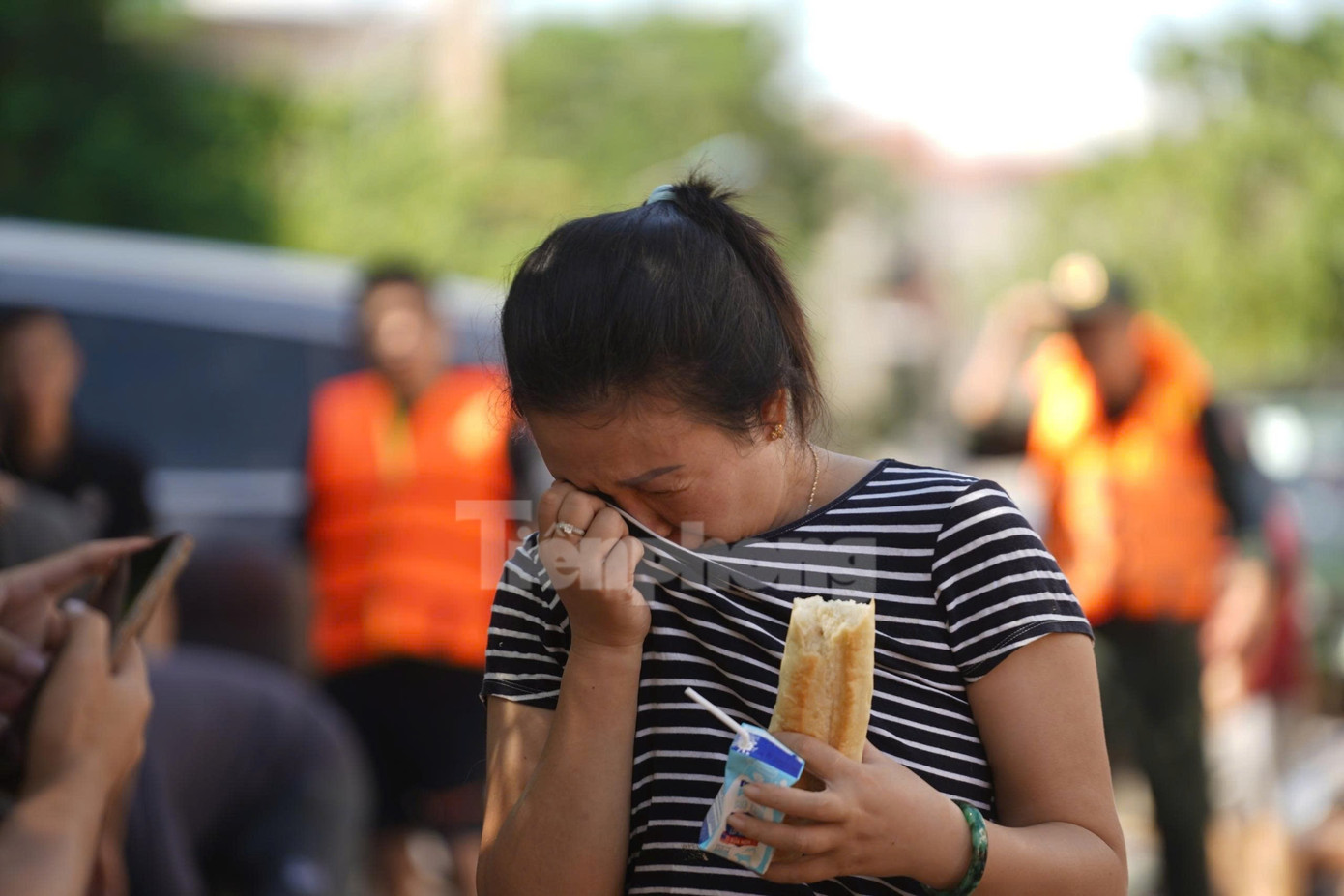 Người dân Thái Nguyên gục khóc: 'Lũ cuốn trôi hết tiền và vàng tiết kiệm rồi'- Ảnh 3.
