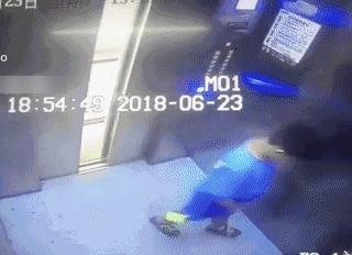 Đứa trẻ tè bậy trong thang máy, phản ứng của bà mẹ nhận được vô số lời khen ngợi: Đây chính là cách dạy con "chuẩn sách giáo khoa"- Ảnh 1. Đứa trẻ tè bậy trong thang máy, phản ứng của bà mẹ nhận được vô số lời khen ngợi: Đây chính là cách dạy con "chuẩn sách giáo khoa"- Ảnh 1.