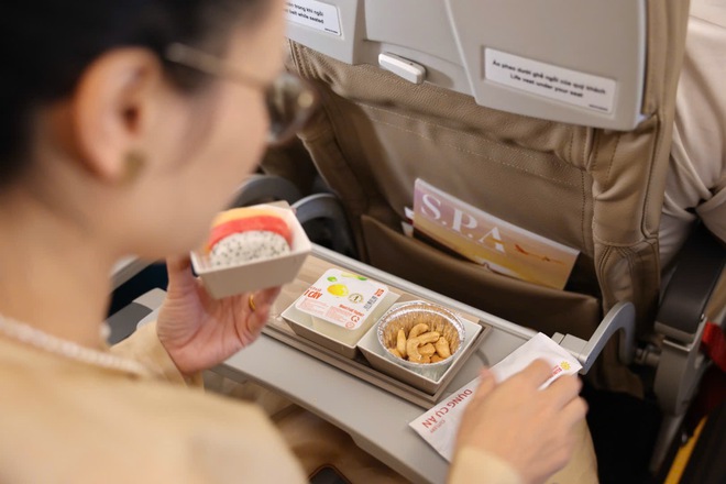 Cận cảnh đồng phục của Sun PhuQuoc Airways trong chuyến bay đầu tiên- Ảnh 11. Cận cảnh đồng phục của Sun PhuQuoc Airways trong chuyến bay đầu tiên- Ảnh 11.