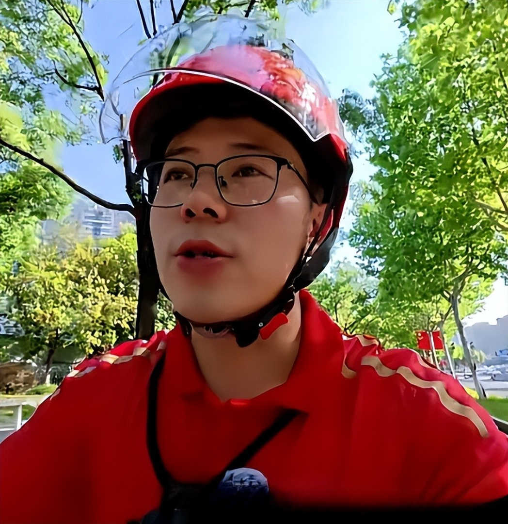 MC truyền hình 9x chuyển nghề shipper giao đồ ăn: “Đây là một bước tiến lớn trong sự nghiệp của tôi”- Ảnh 3. MC truyền hình 9x chuyển nghề shipper giao đồ ăn: “Đây là một bước tiến lớn trong sự nghiệp của tôi”- Ảnh 3.