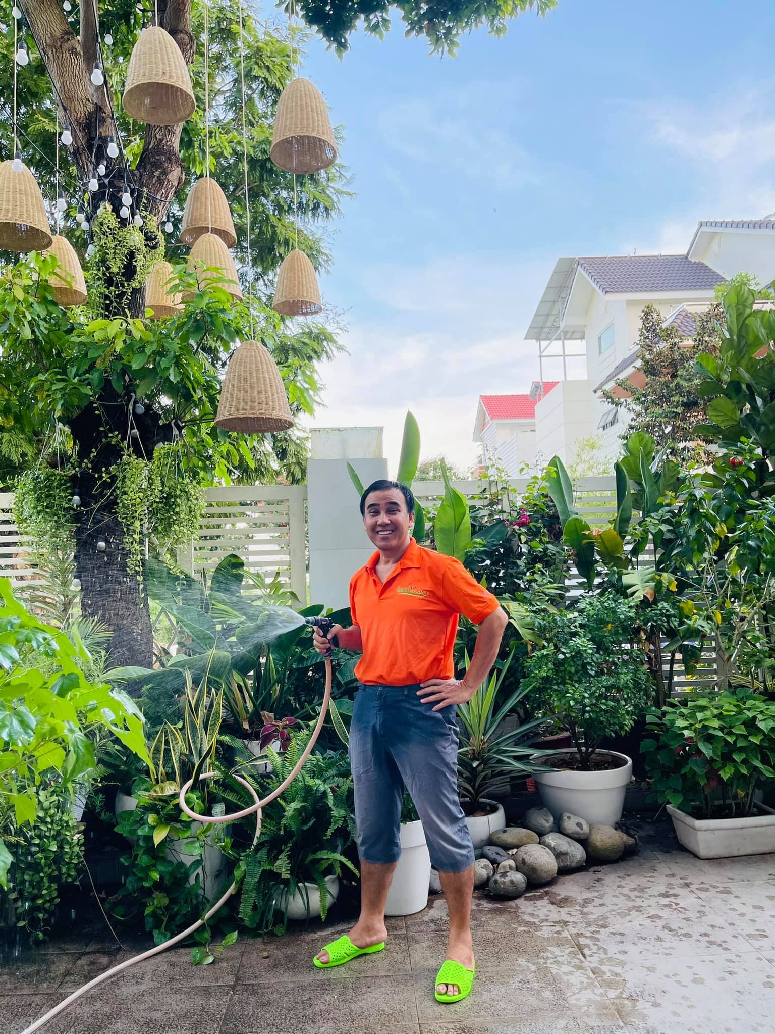 Phó chủ tịch Hội điện ảnh đóng Đồng Tiền Xương Máu: Ở biệt thự triệu đô 500m2, hai cô con gái như tiên tử- Ảnh 9. Phó chủ tịch Hội điện ảnh đóng Đồng Tiền Xương Máu: Ở biệt thự triệu đô 500m2, hai cô con gái như tiên tử- Ảnh 9.