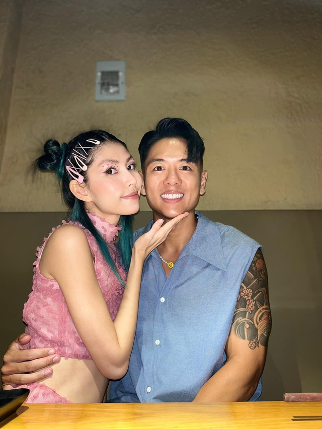 HOT: Michael Trương nắm tay tình mới, hất vai bạn gái cũ TyhD giữa đám đông tạo nên cảnh tượng sốc nhất đêm Halloween!- Ảnh 2. HOT: Michael Trương nắm tay tình mới, hất vai bạn gái cũ TyhD giữa đám đông tạo nên cảnh tượng sốc nhất đêm Halloween!- Ảnh 2.