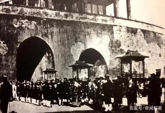 Hé lộ loạt ảnh hiếm chưa từng thấy chụp đám cưới Phổ Nghi - hoàng đế cuối cùng của Trung Quốc- Ảnh 5.