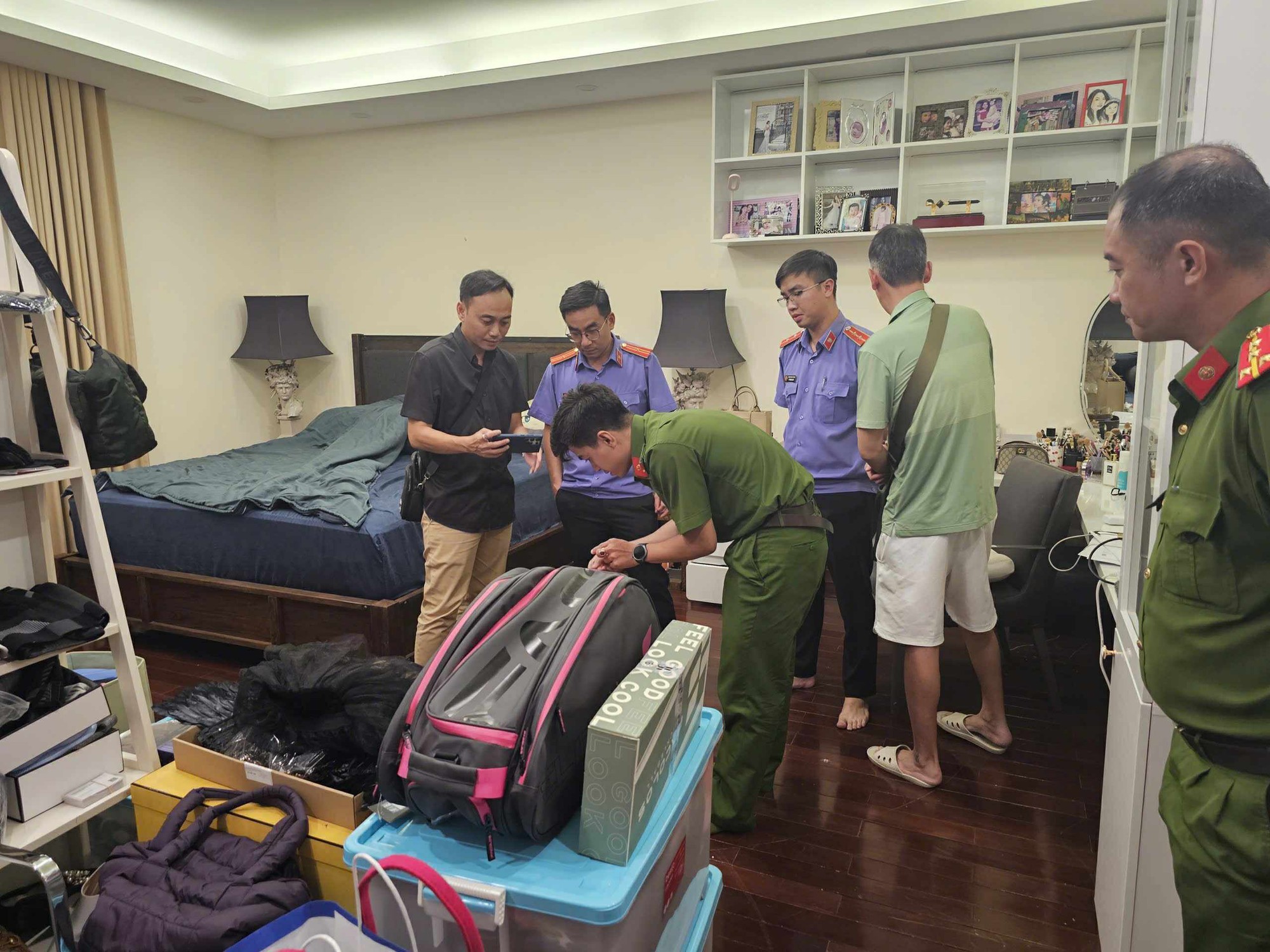 Công an khám xét villa, mở khoá két sắt của Trương Ngọc Ánh- Ảnh 3. Công an khám xét villa, mở khoá két sắt của Trương Ngọc Ánh- Ảnh 3.