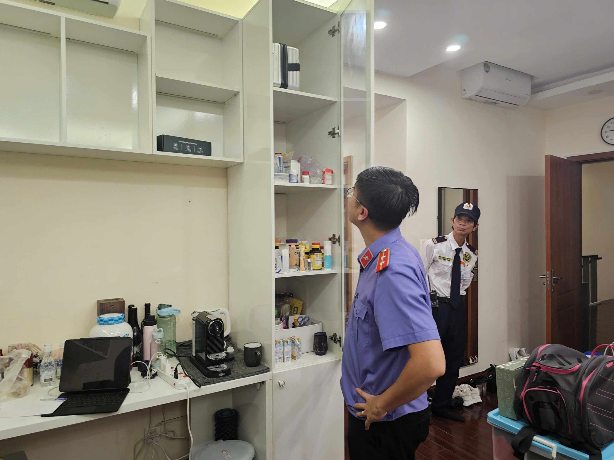 Công an khám xét villa, mở khoá két sắt của Trương Ngọc Ánh- Ảnh 2. Công an khám xét villa, mở khoá két sắt của Trương Ngọc Ánh- Ảnh 2.