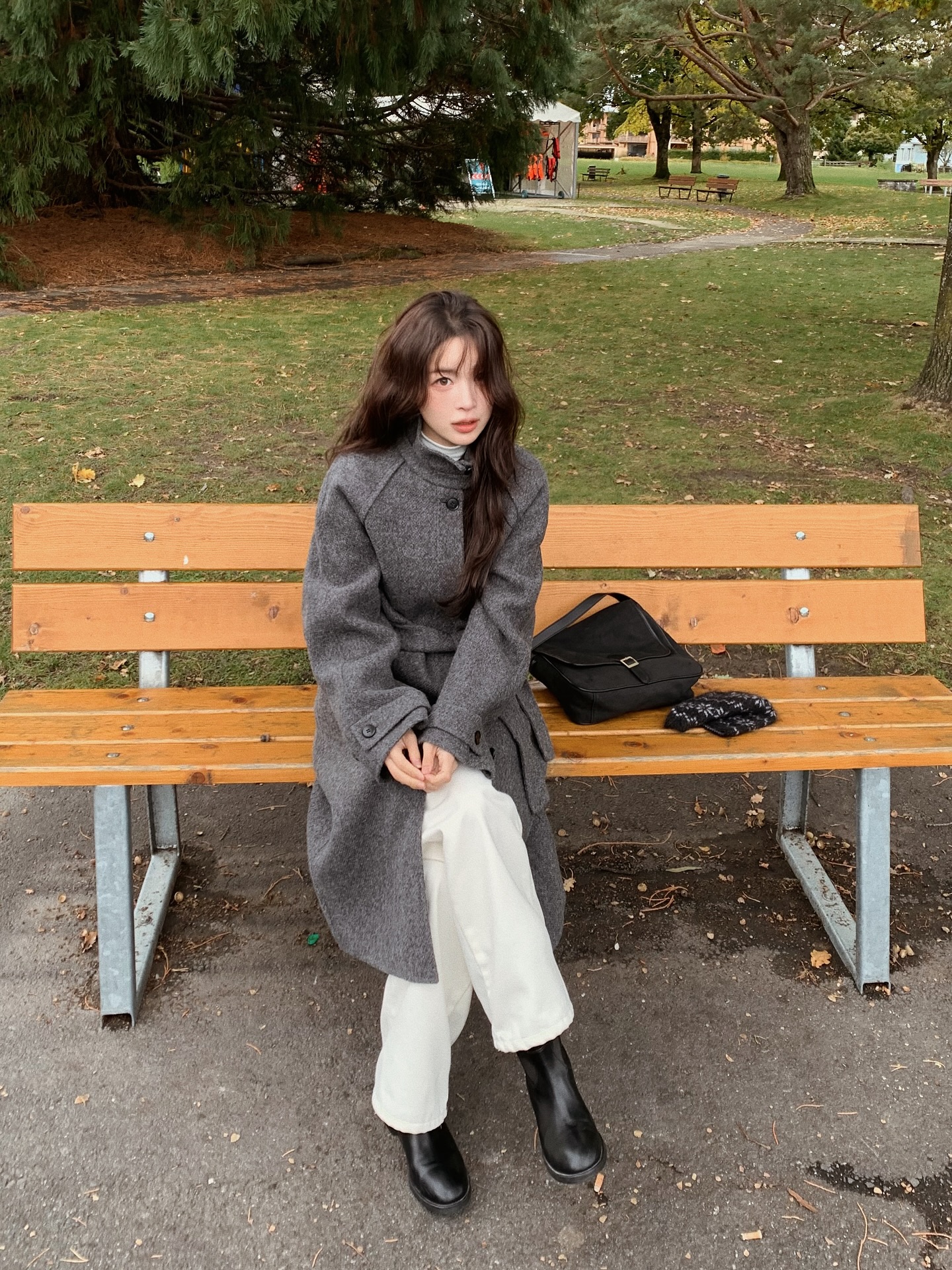 Mặc đẹp mỗi ngày với 10 set đồ màu trung tính- Ảnh 4.