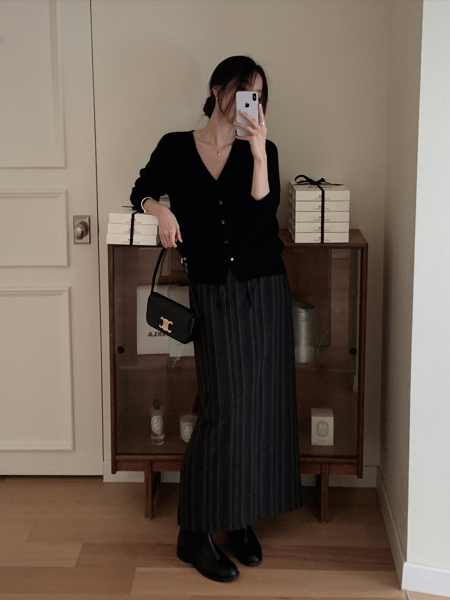 Mặc đẹp mỗi ngày với 10 set đồ màu trung tính- Ảnh 2.