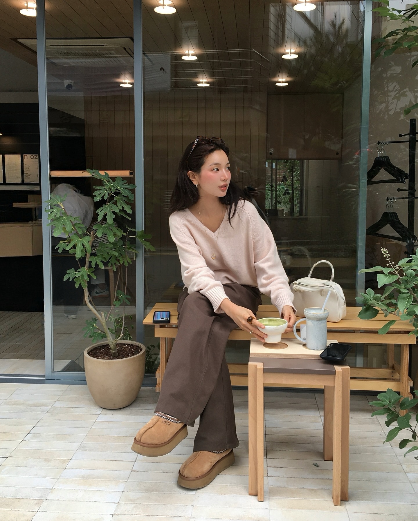 Mặc đẹp mỗi ngày với 10 set đồ màu trung tính- Ảnh 1.