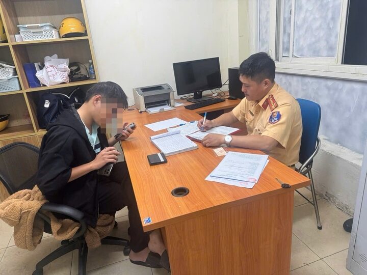 Thanh niên vừa lái xe vừa lướt điện thoại bị xử phạt 900.000 đồng- Ảnh 2.