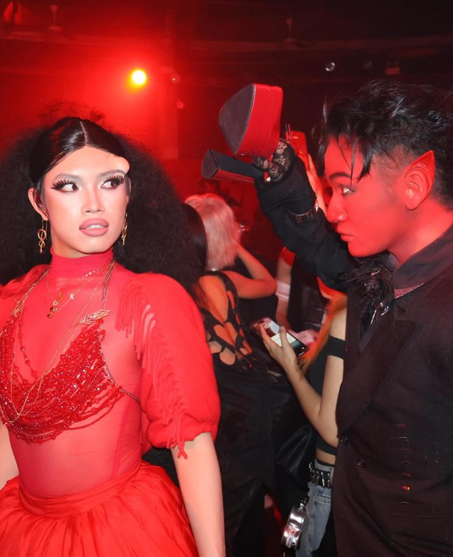 Pháp Kiều định cầm guốc chọi ai đây?- Ảnh 3. Pháp Kiều định cầm guốc chọi ai đây?- Ảnh 3.