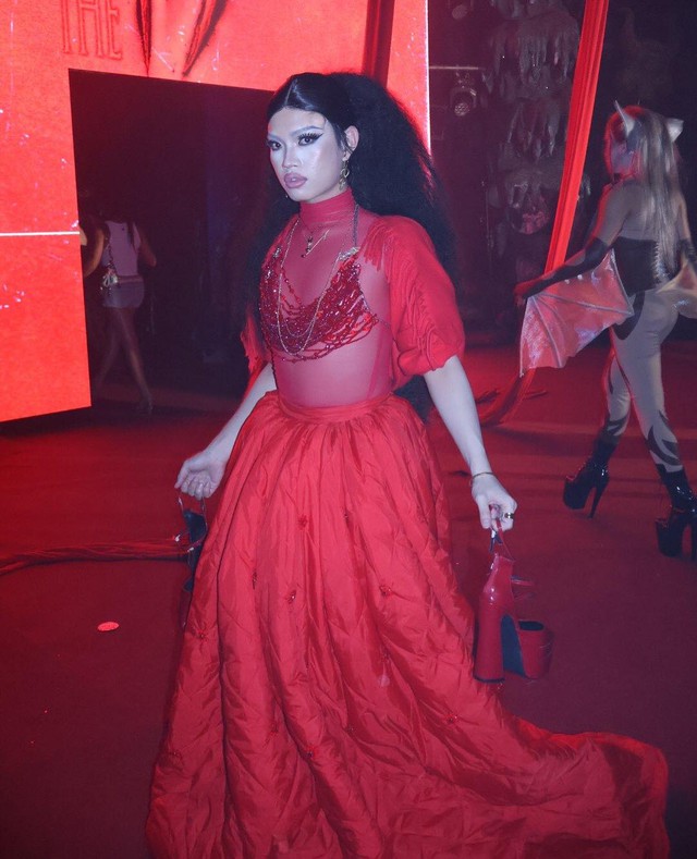 Pháp Kiều định cầm guốc chọi ai đây?- Ảnh 1. Pháp Kiều định cầm guốc chọi ai đây?- Ảnh 1.