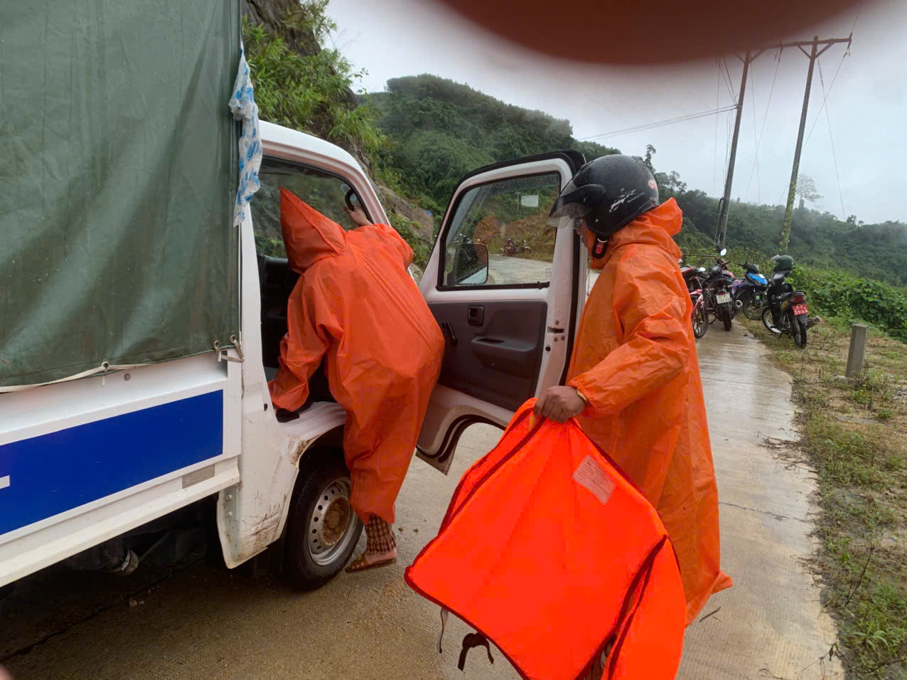 Hồi hộp cảnh nữ giáo viên mang thai sắp sinh ở Đà Nẵng vượt lũ dữ đến cơ sở y tế- Ảnh 13. Hồi hộp cảnh nữ giáo viên mang thai sắp sinh ở Đà Nẵng vượt lũ dữ đến cơ sở y tế- Ảnh 13.