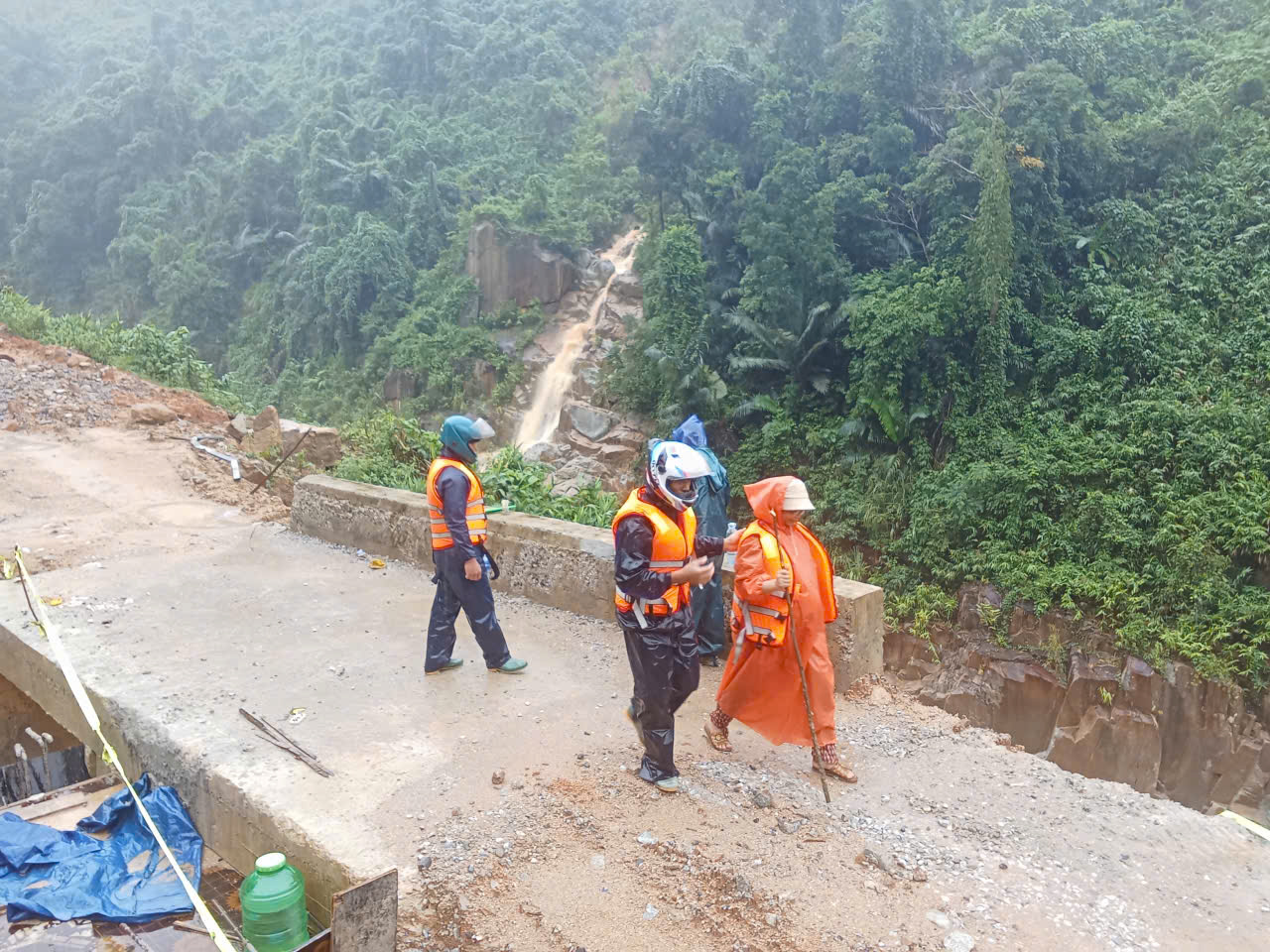 Hồi hộp cảnh nữ giáo viên mang thai sắp sinh ở Đà Nẵng vượt lũ dữ đến cơ sở y tế- Ảnh 11. Hồi hộp cảnh nữ giáo viên mang thai sắp sinh ở Đà Nẵng vượt lũ dữ đến cơ sở y tế- Ảnh 11.