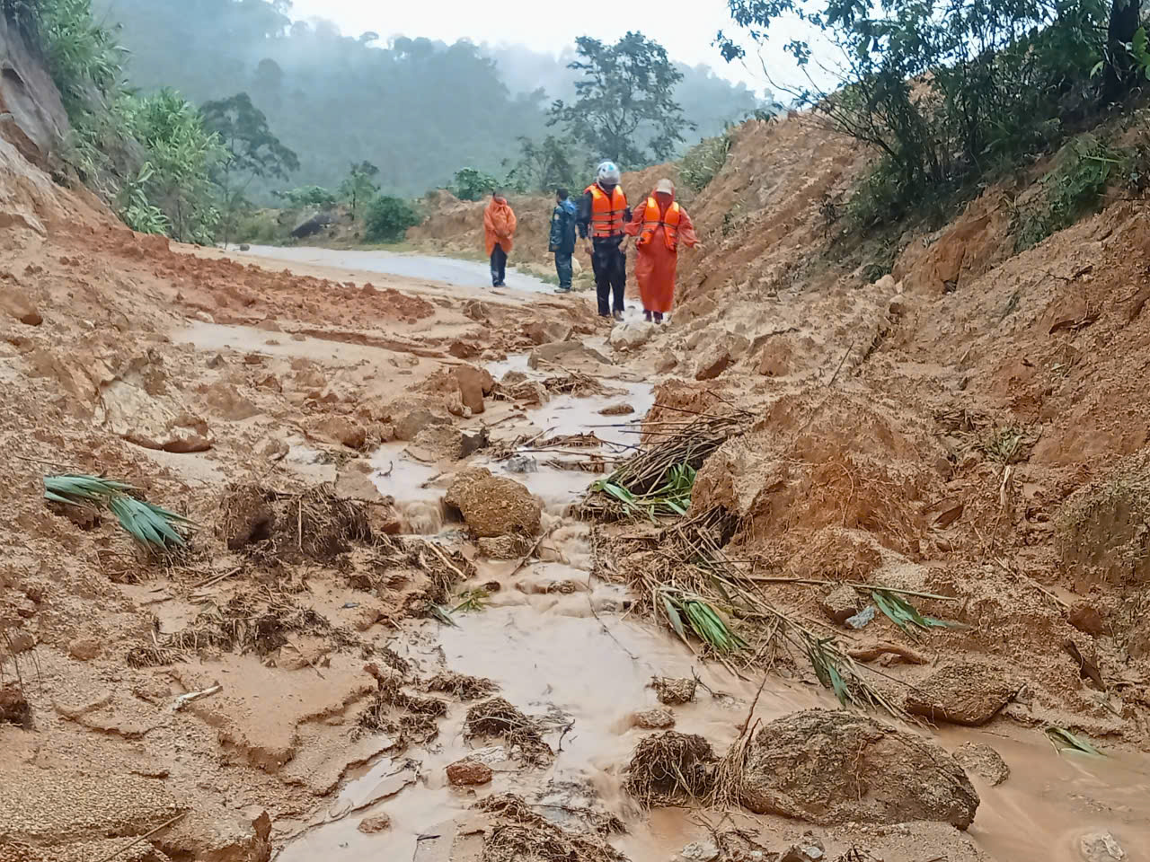 Hồi hộp cảnh nữ giáo viên mang thai sắp sinh ở Đà Nẵng vượt lũ dữ đến cơ sở y tế- Ảnh 8. Hồi hộp cảnh nữ giáo viên mang thai sắp sinh ở Đà Nẵng vượt lũ dữ đến cơ sở y tế- Ảnh 8.