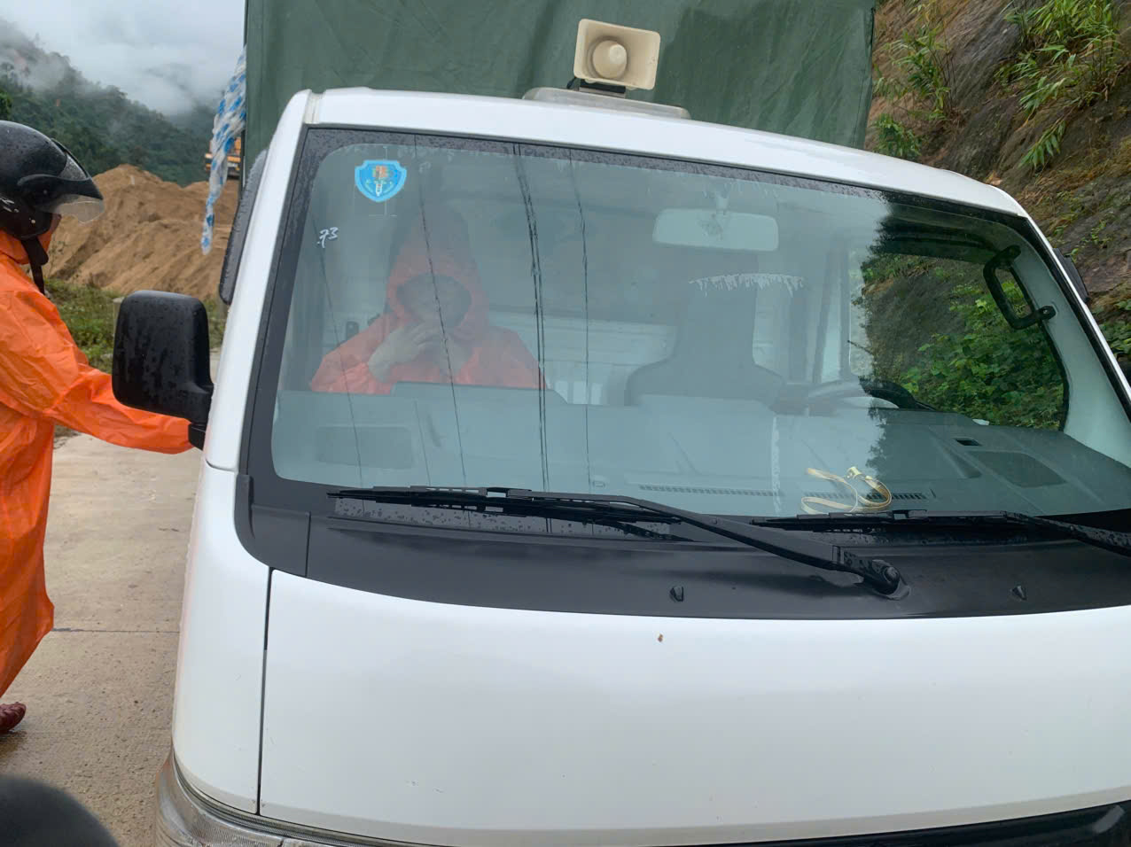 Hồi hộp cảnh nữ giáo viên mang thai sắp sinh ở Đà Nẵng vượt lũ dữ đến cơ sở y tế- Ảnh 14. Hồi hộp cảnh nữ giáo viên mang thai sắp sinh ở Đà Nẵng vượt lũ dữ đến cơ sở y tế- Ảnh 14.