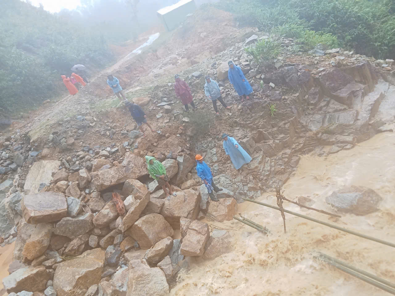 Hồi hộp cảnh nữ giáo viên mang thai sắp sinh ở Đà Nẵng vượt lũ dữ đến cơ sở y tế- Ảnh 3. Hồi hộp cảnh nữ giáo viên mang thai sắp sinh ở Đà Nẵng vượt lũ dữ đến cơ sở y tế- Ảnh 3.