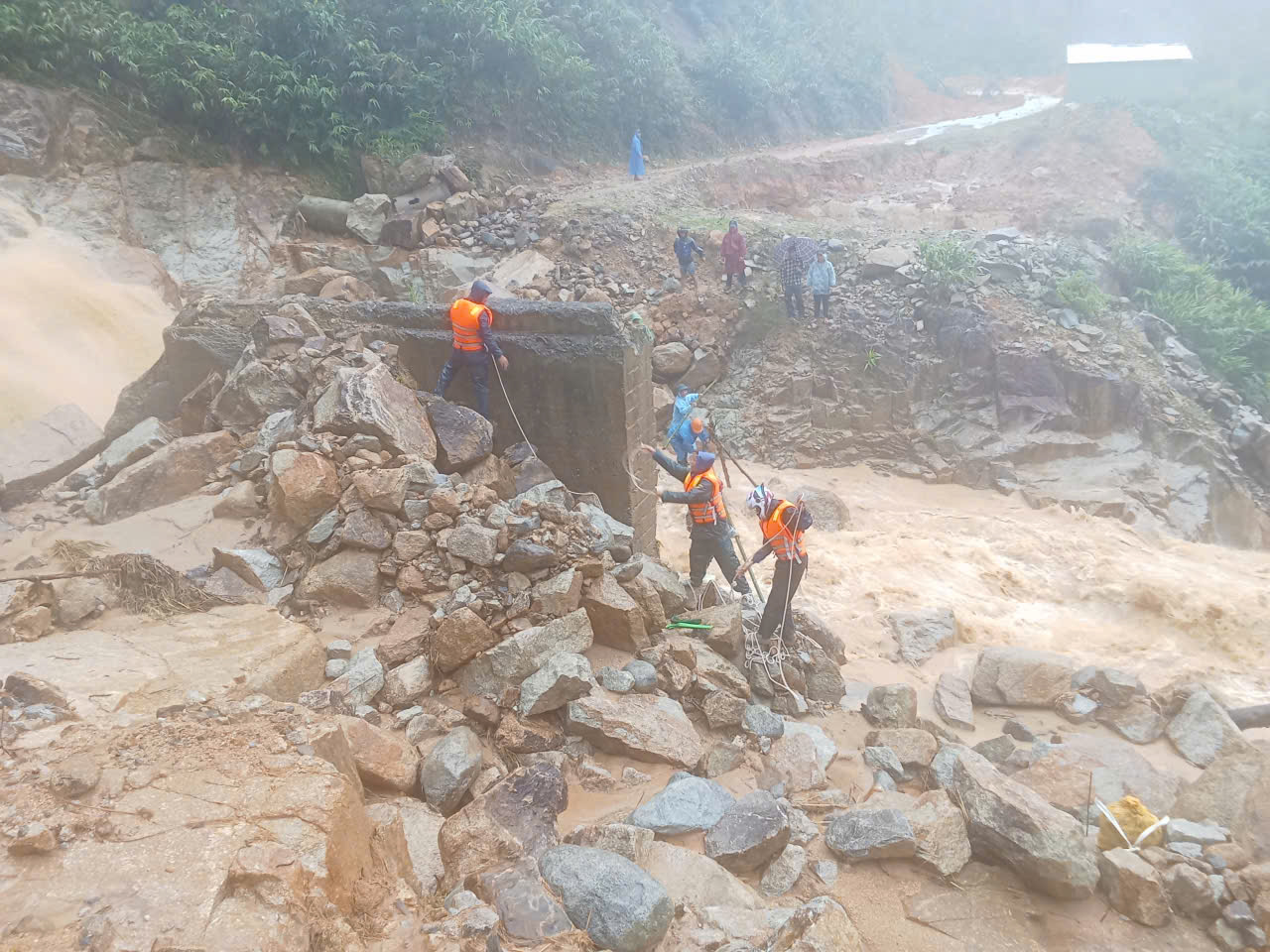 Hồi hộp cảnh nữ giáo viên mang thai sắp sinh ở Đà Nẵng vượt lũ dữ đến cơ sở y tế- Ảnh 2. Hồi hộp cảnh nữ giáo viên mang thai sắp sinh ở Đà Nẵng vượt lũ dữ đến cơ sở y tế- Ảnh 2.