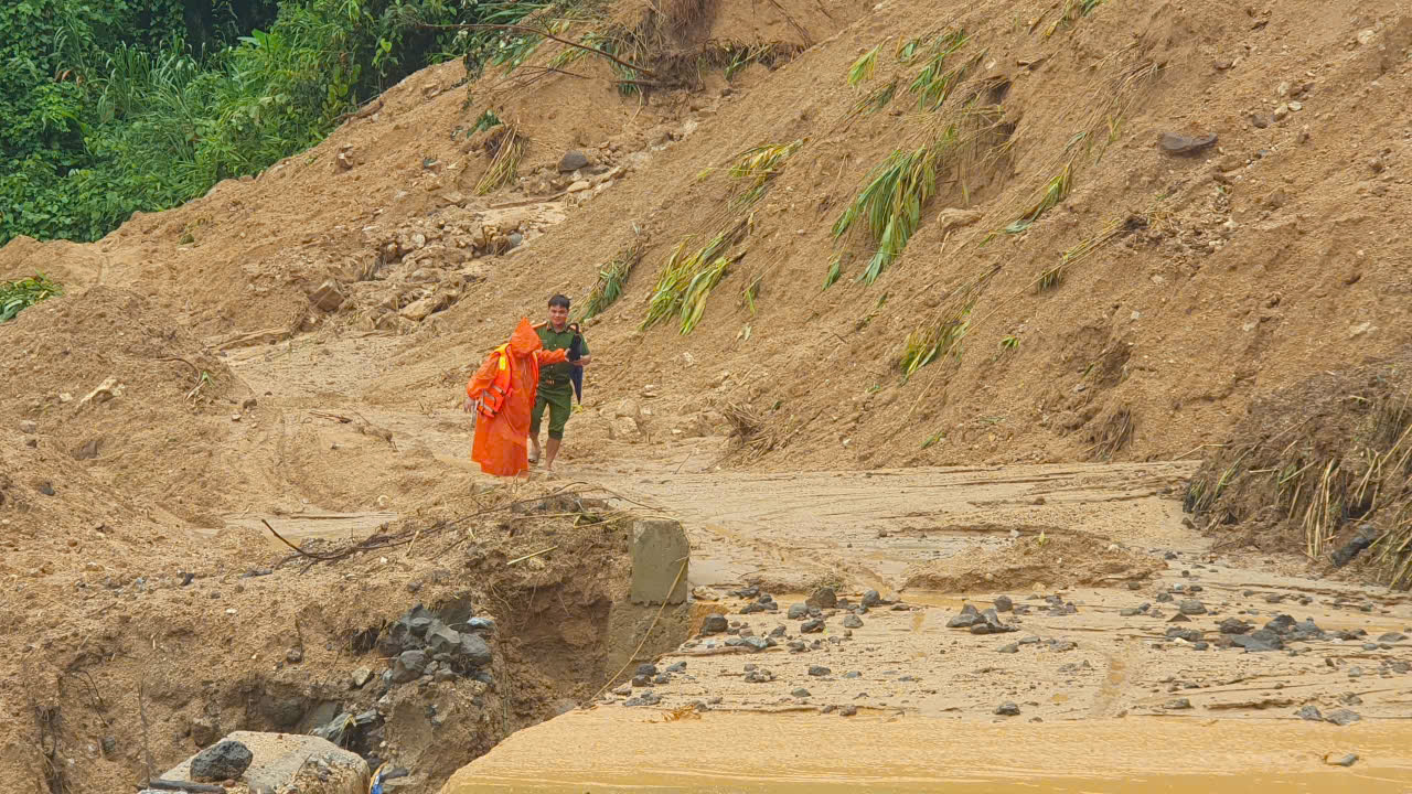 Hồi hộp cảnh nữ giáo viên mang thai sắp sinh ở Đà Nẵng vượt lũ dữ đến cơ sở y tế- Ảnh 10. Hồi hộp cảnh nữ giáo viên mang thai sắp sinh ở Đà Nẵng vượt lũ dữ đến cơ sở y tế- Ảnh 10.