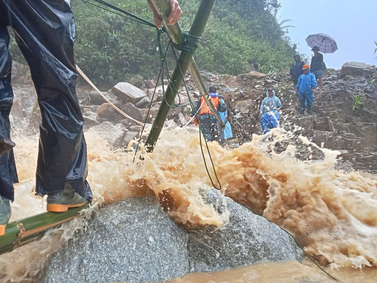 Hồi hộp cảnh nữ giáo viên mang thai sắp sinh ở Đà Nẵng vượt lũ dữ đến cơ sở y tế- Ảnh 1. Hồi hộp cảnh nữ giáo viên mang thai sắp sinh ở Đà Nẵng vượt lũ dữ đến cơ sở y tế- Ảnh 1.