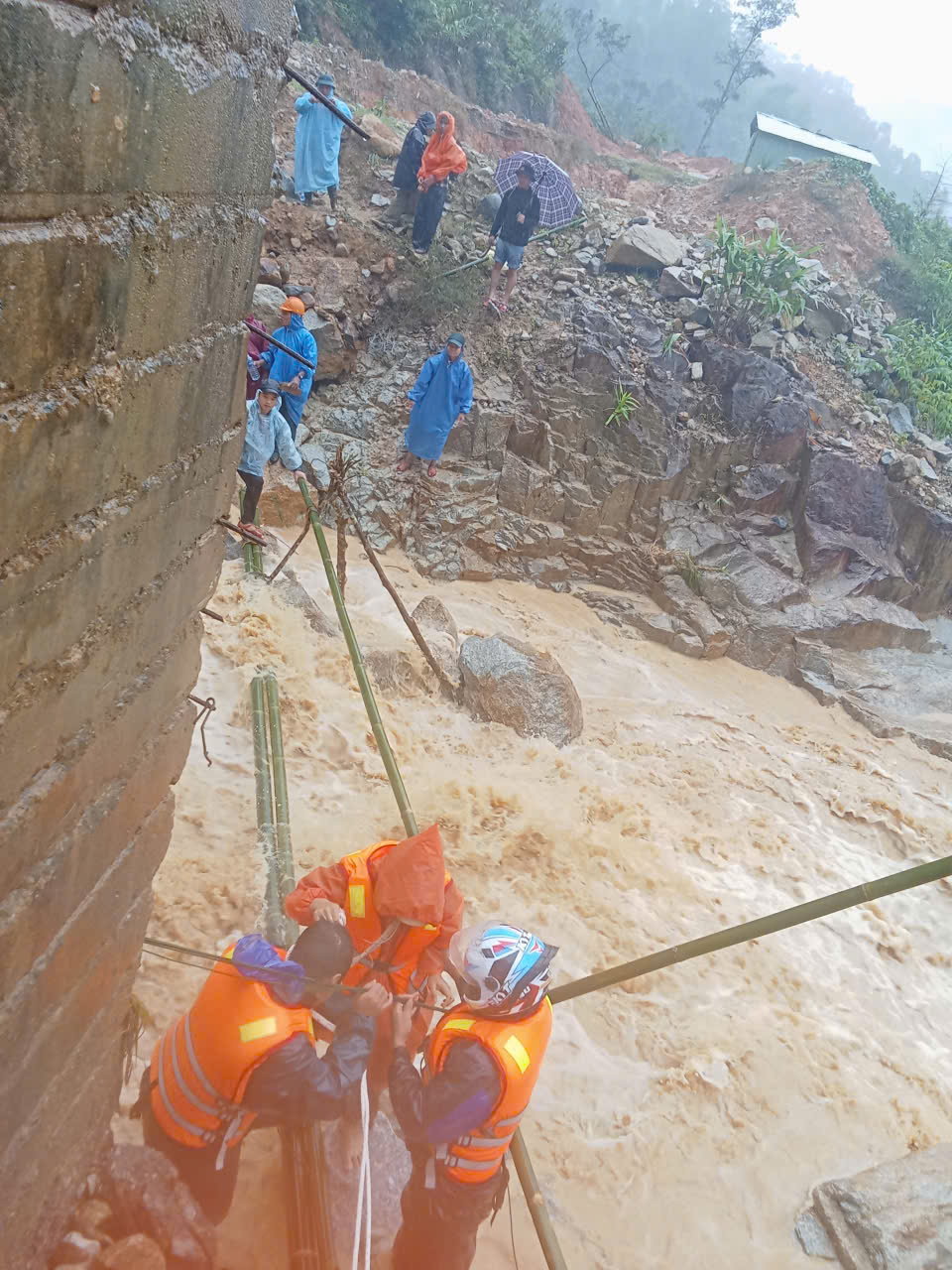 Hồi hộp cảnh nữ giáo viên mang thai sắp sinh ở Đà Nẵng vượt lũ dữ đến cơ sở y tế- Ảnh 7. Hồi hộp cảnh nữ giáo viên mang thai sắp sinh ở Đà Nẵng vượt lũ dữ đến cơ sở y tế- Ảnh 7.