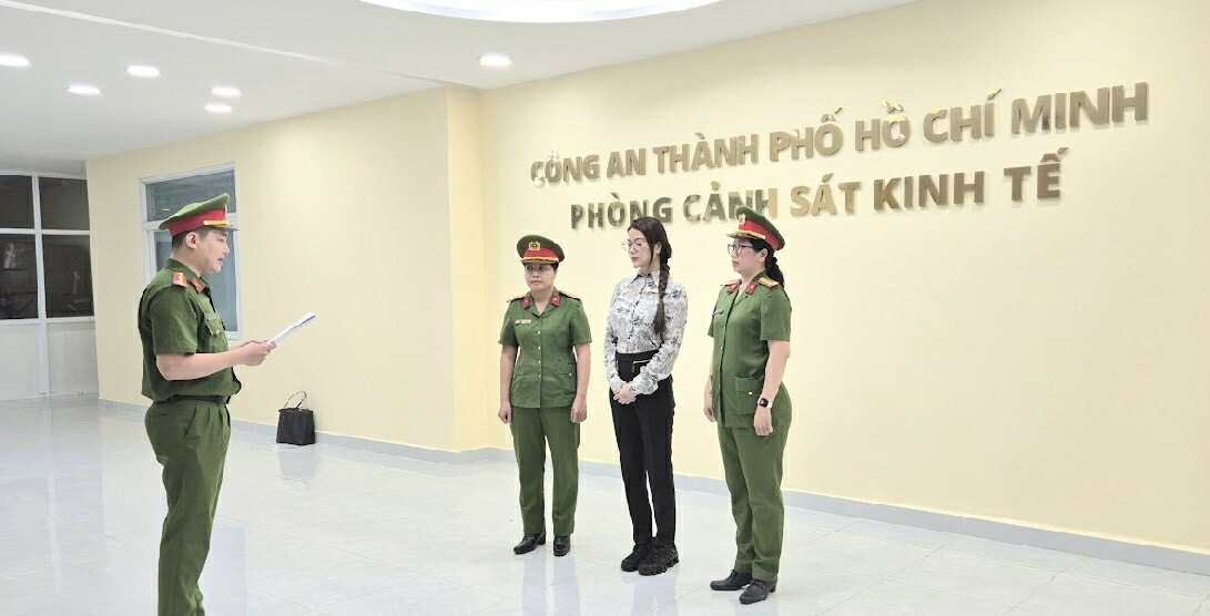 Clip: Phản ứng của diễn vi&ecirc;n Trương Ngọc &Aacute;nh khi nghe lệnh bắt giữ từ C&ocirc;ng an TP.HCM- Ảnh 4.