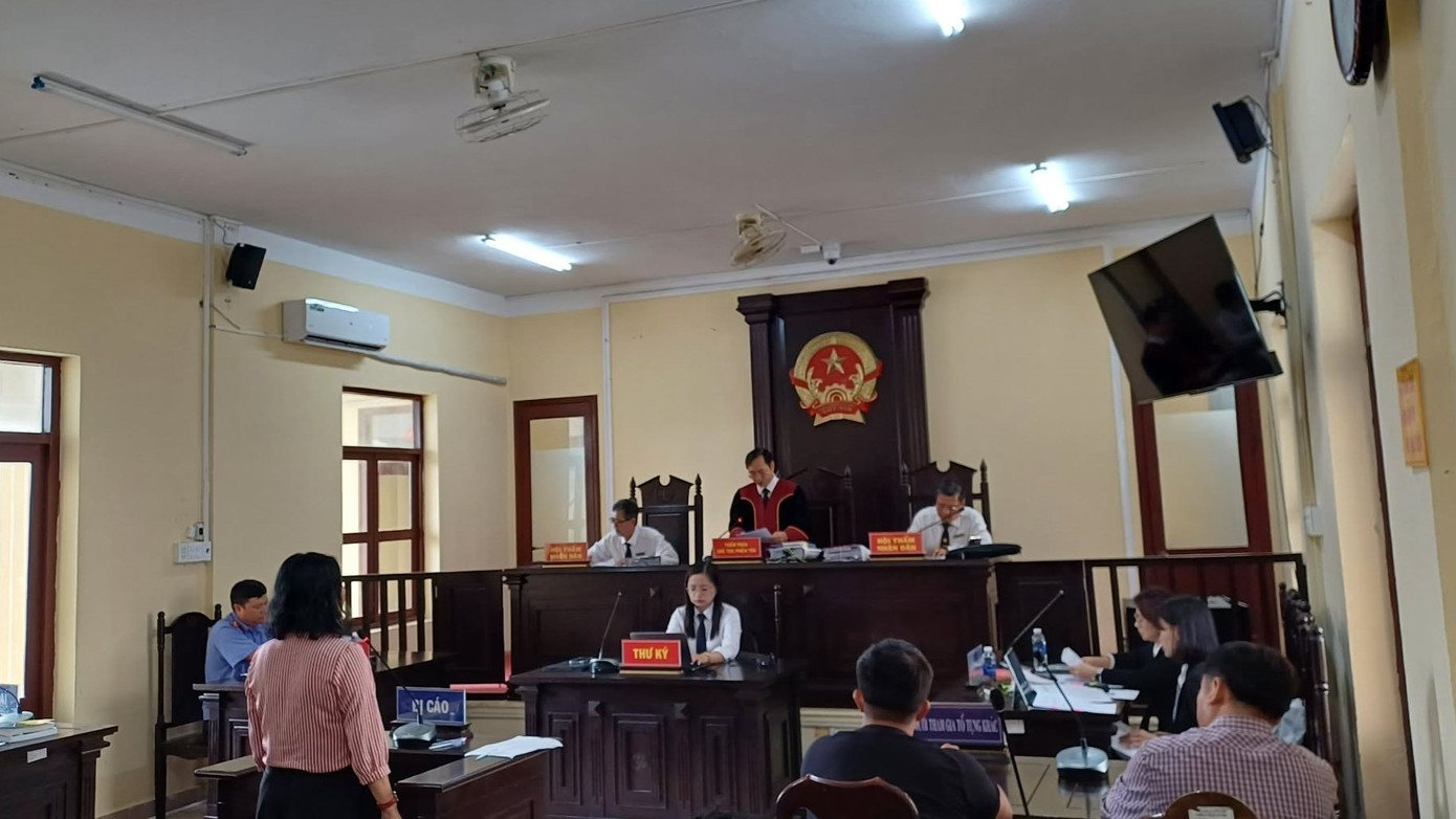 Vụ nữ "đại gia" thủy sản bị cáo buộc hủy hoại tài sản: Nữ đại gia bật khóc nói lời sau cùng- Ảnh 1. Vụ nữ "đại gia" thủy sản bị cáo buộc hủy hoại tài sản: Nữ đại gia bật khóc nói lời sau cùng- Ảnh 1.