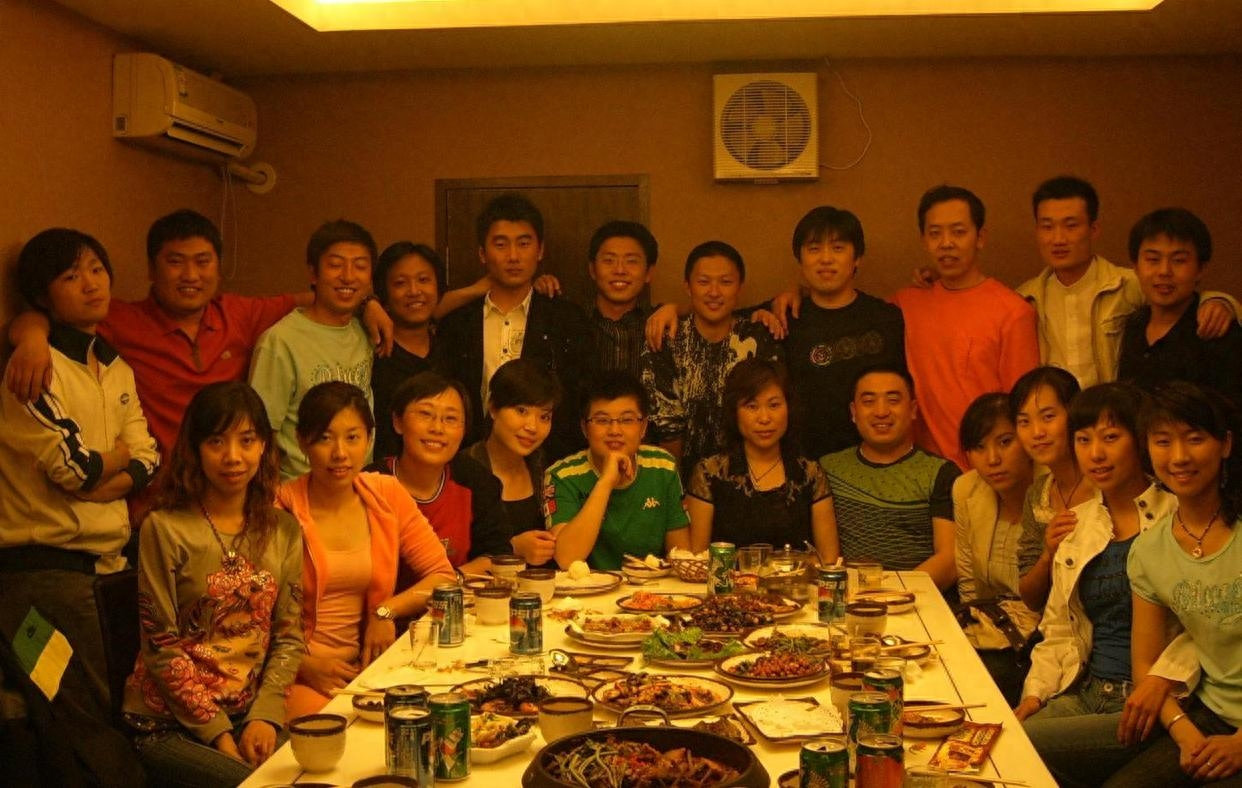 Đi họp lớp, hoa khôi bất ngờ hỏi vay 1,8 tỷ: Cả bàn bỏ về, chỉ mình tôi đồng ý và lời nói sau đó khiến tôi đơ người- Ảnh 2.