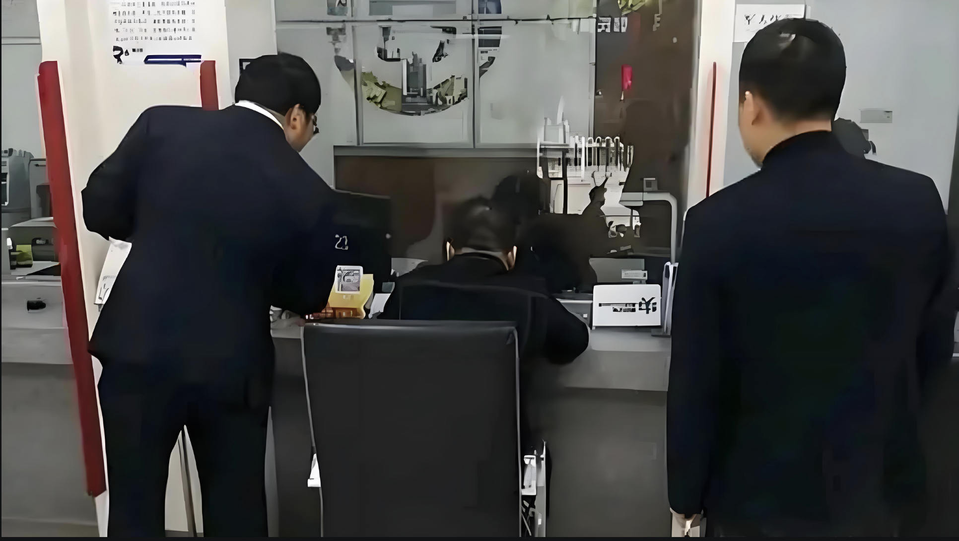 Vừa nhận 400 tỷ đồng đền bù đất, tài khoản của người đàn ông bị trừ sạch còn 0 đồng, giám đốc ngân hàng tuyên bố: "Tôi chỉ muốn tốt cho anh"- Ảnh 2.