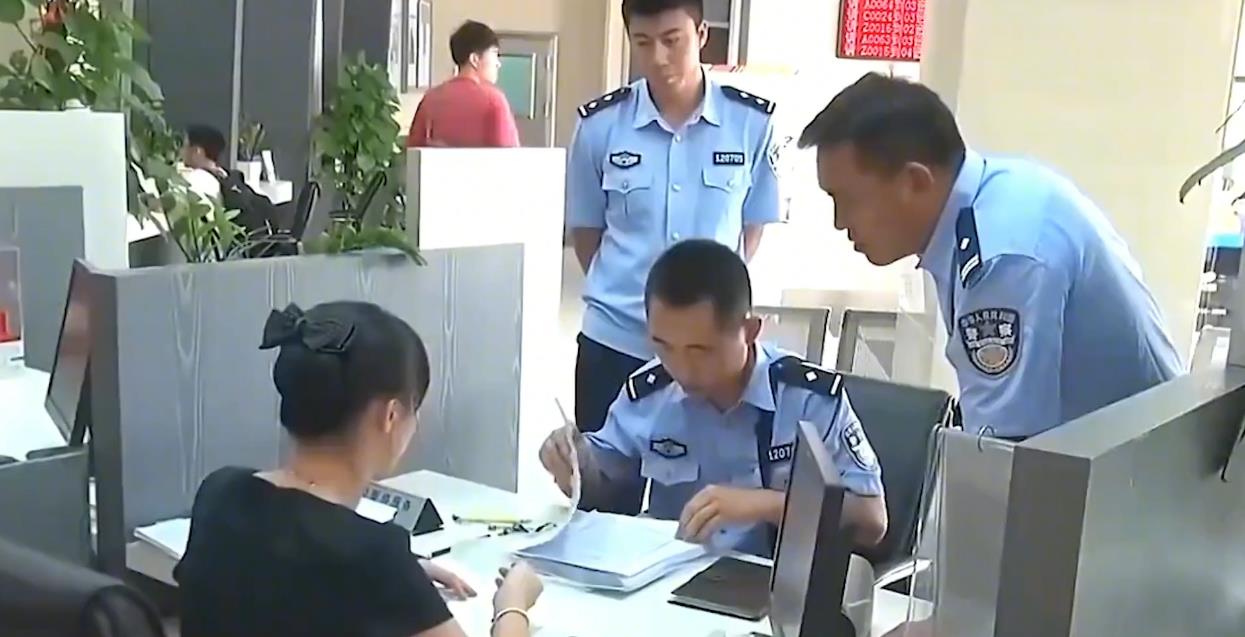 Vừa nhận 400 tỷ đồng đền bù đất, tài khoản của người đàn ông bị trừ sạch còn 0 đồng, giám đốc ngân hàng tuyên bố: "Tôi chỉ muốn tốt cho anh"- Ảnh 3.