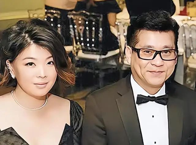 Á hậu bị chồng đại gia cầm dao đe dọa, phải nhẫn nhục quỳ gối xin tha- Ảnh 4. Á hậu bị chồng đại gia cầm dao đe dọa, phải nhẫn nhục quỳ gối xin tha- Ảnh 4.