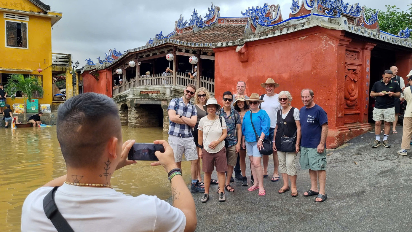 Du khách tấp nập trở lại Hội An- Ảnh 1. Du khách tấp nập trở lại Hội An- Ảnh 1.