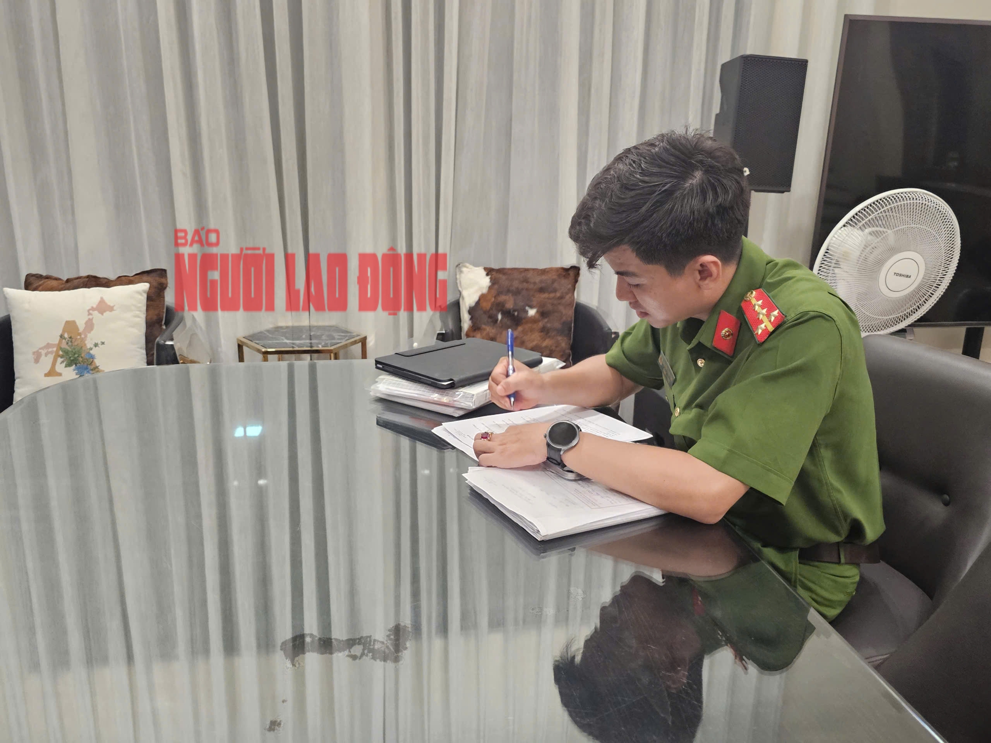 CLIP: Công an TP HCM khám xét nhà diễn viên Trương Ngọc Ánh- Ảnh 2. CLIP: Công an TP HCM khám xét nhà diễn viên Trương Ngọc Ánh- Ảnh 2.