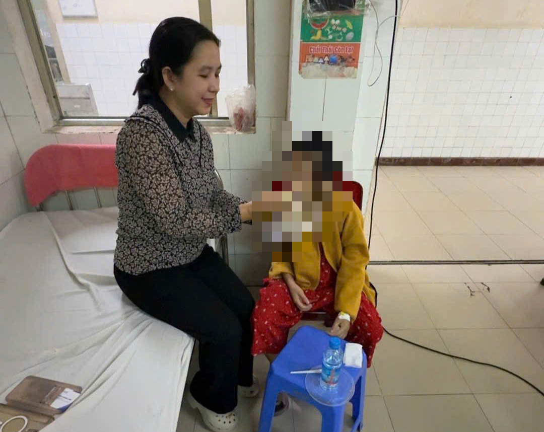 Diễn biến mới vụ mẹ ruột và cha hờ bạo hành bé gái 9 tuổi ở TP HCM- Ảnh 1.