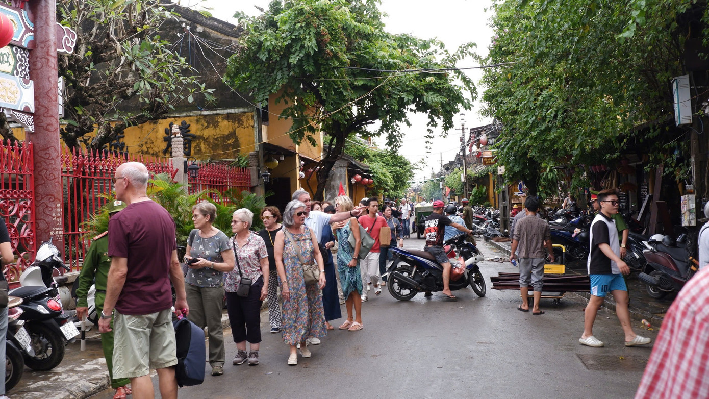 Du khách tấp nập trở lại Hội An- Ảnh 8. Du khách tấp nập trở lại Hội An- Ảnh 8.