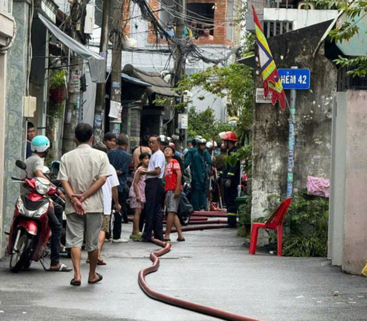 Người đàn ông dùng dao tấn công hàng xóm rồi cố thủ trong nhà ở TP.HCM- Ảnh 1.