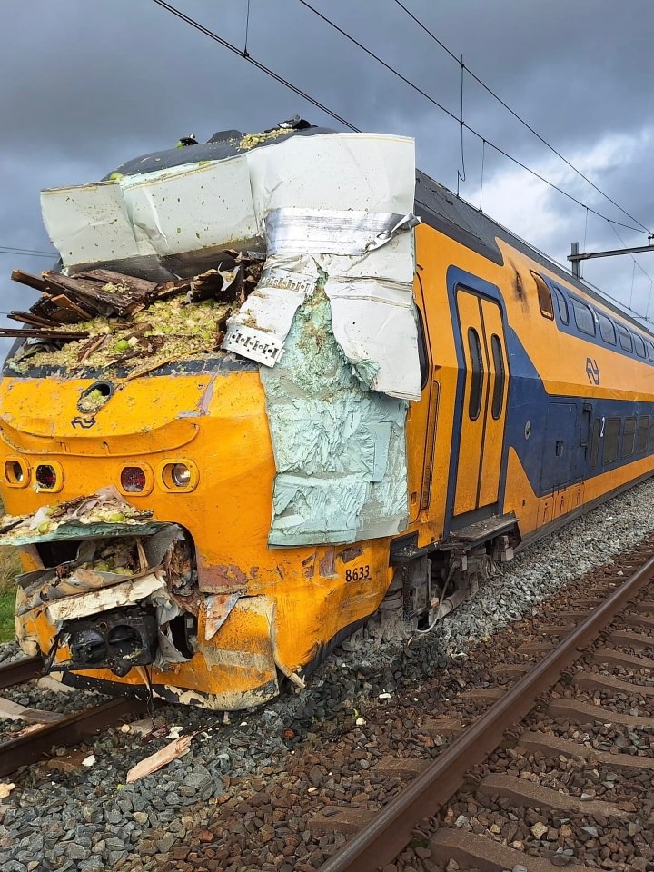 Mắc kẹt trên đường ray, xe tải chở lê bị tàu hỏa đâm văng- Ảnh 2.