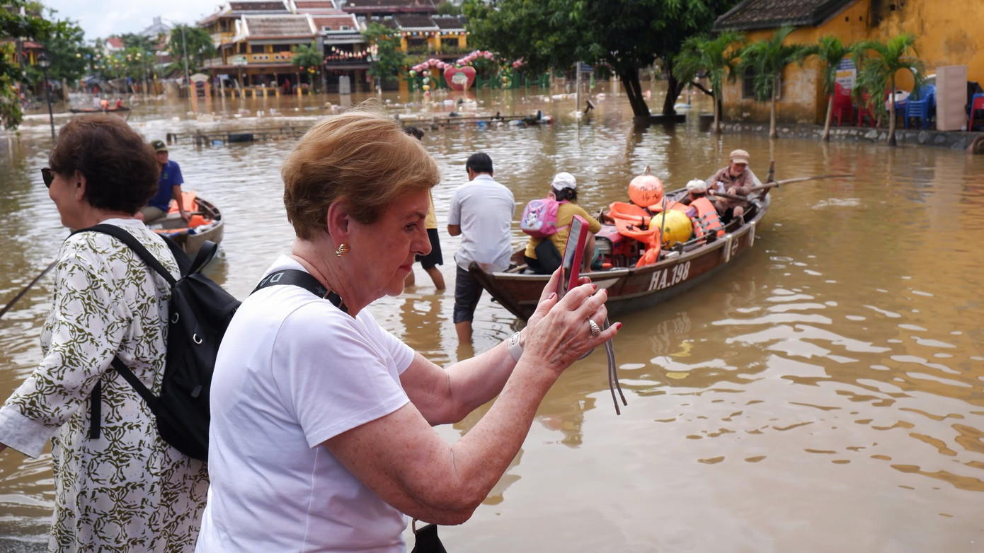 Du khách tấp nập trở lại Hội An- Ảnh 12. Du khách tấp nập trở lại Hội An- Ảnh 12.