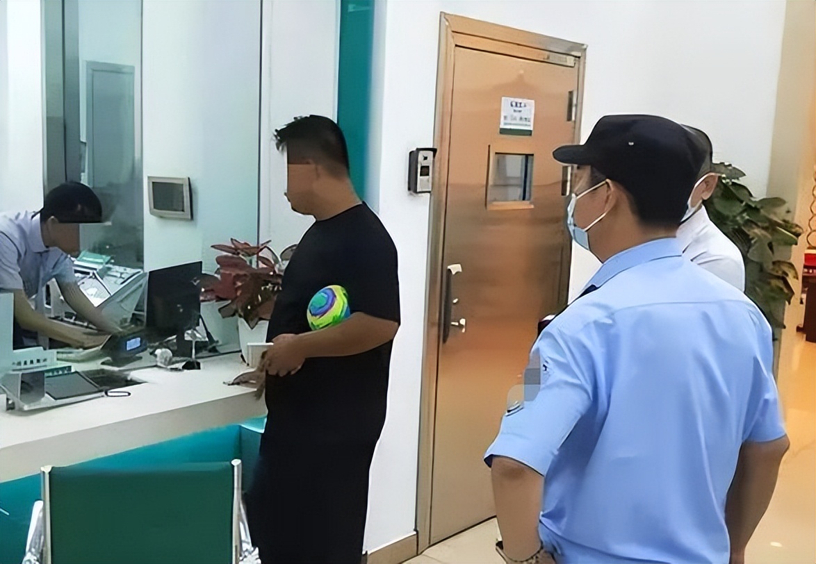 Vừa nhận 400 tỷ đồng đền bù đất, tài khoản của người đàn ông bị trừ sạch còn 0 đồng, giám đốc ngân hàng tuyên bố: "Tôi chỉ muốn tốt cho anh"- Ảnh 1.