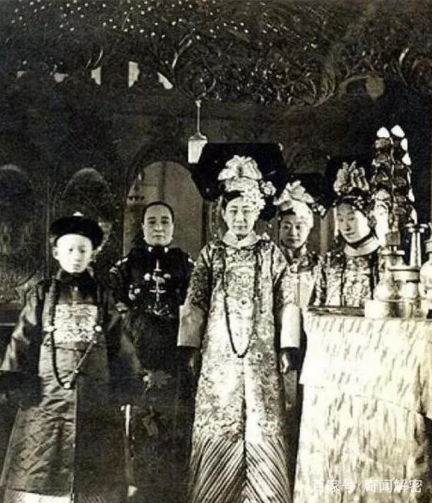 Hé lộ loạt ảnh hiếm chưa từng thấy chụp đám cưới Phổ Nghi - hoàng đế cuối cùng của Trung Quốc- Ảnh 8.