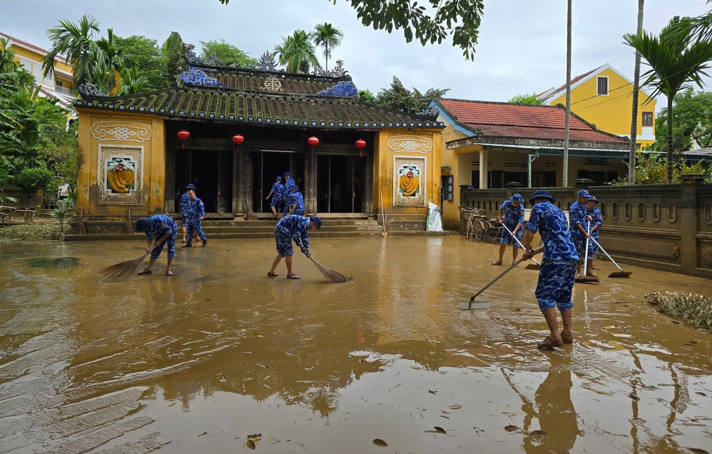 Vừa dọn bùn lũ bám di tích, người Hội An nơm nớp lo mưa lớn kéo về- Ảnh 12.