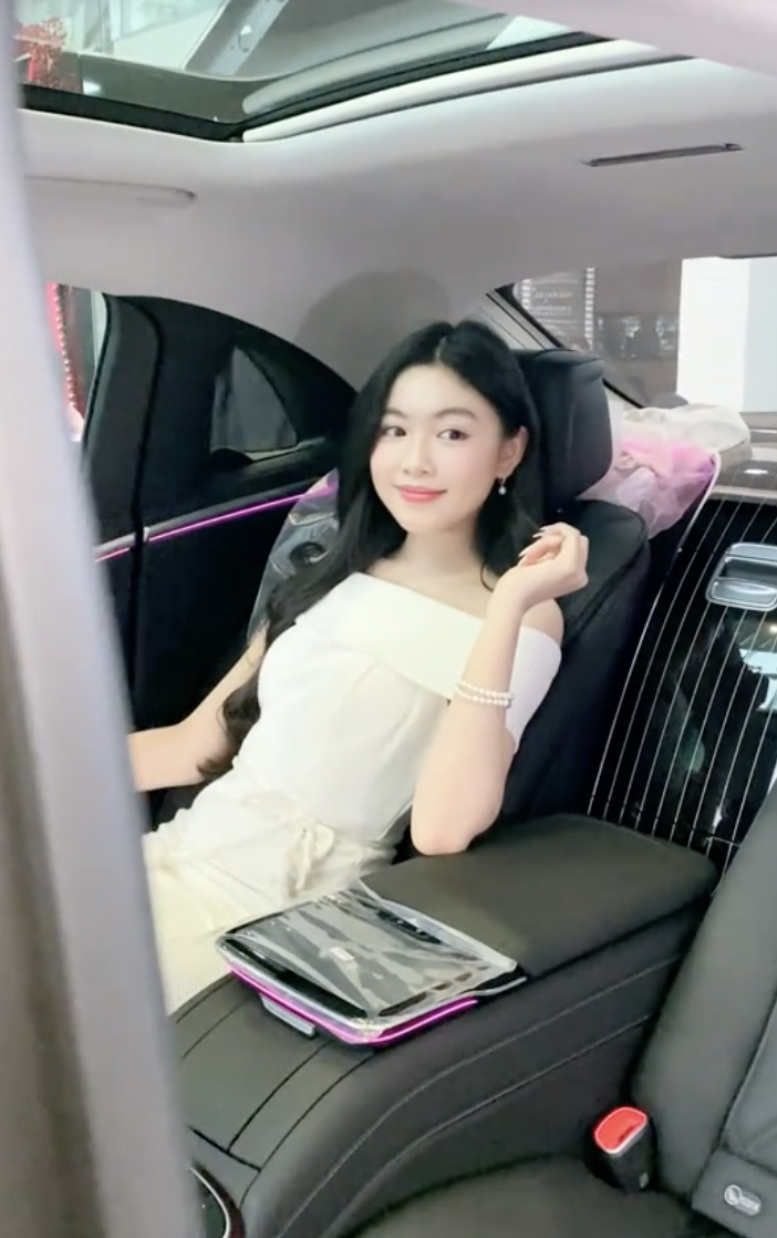 Phó chủ tịch Hội điện ảnh đóng Đồng Tiền Xương Máu: Ở biệt thự triệu đô 500m2, hai cô con gái như tiên tử- Ảnh 17. Phó chủ tịch Hội điện ảnh đóng Đồng Tiền Xương Máu: Ở biệt thự triệu đô 500m2, hai cô con gái như tiên tử- Ảnh 17.