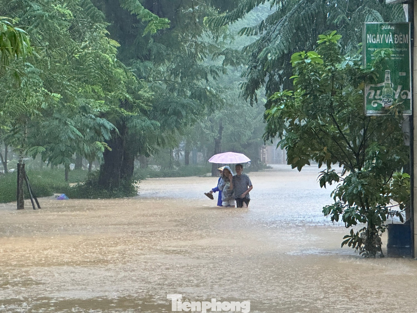 Vùng tâm mưa lại dịch xuống Huế - Đà Nẵng, nguy cơ tái ngập lụt lớn- Ảnh 1. Vùng tâm mưa lại dịch xuống Huế - Đà Nẵng, nguy cơ tái ngập lụt lớn- Ảnh 1.