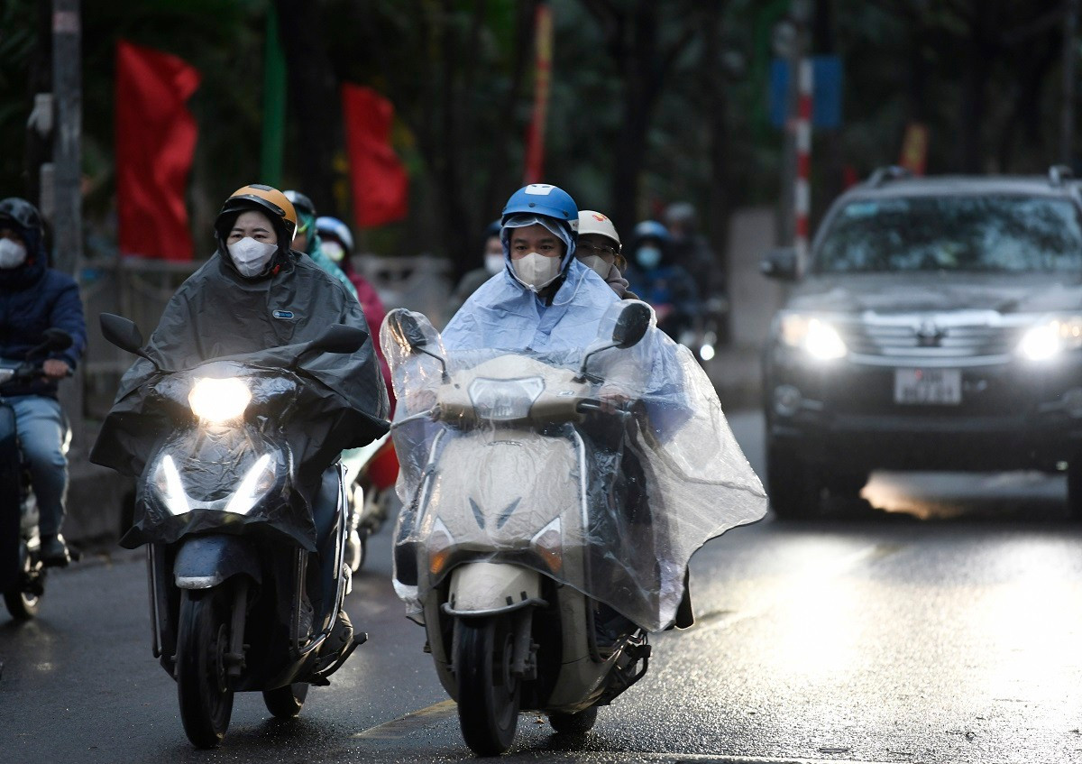 Miền Bắc lạnh hơn, miền Trung mưa lớn đỉnh điểm- Ảnh 1. Miền Bắc lạnh hơn, miền Trung mưa lớn đỉnh điểm- Ảnh 1.