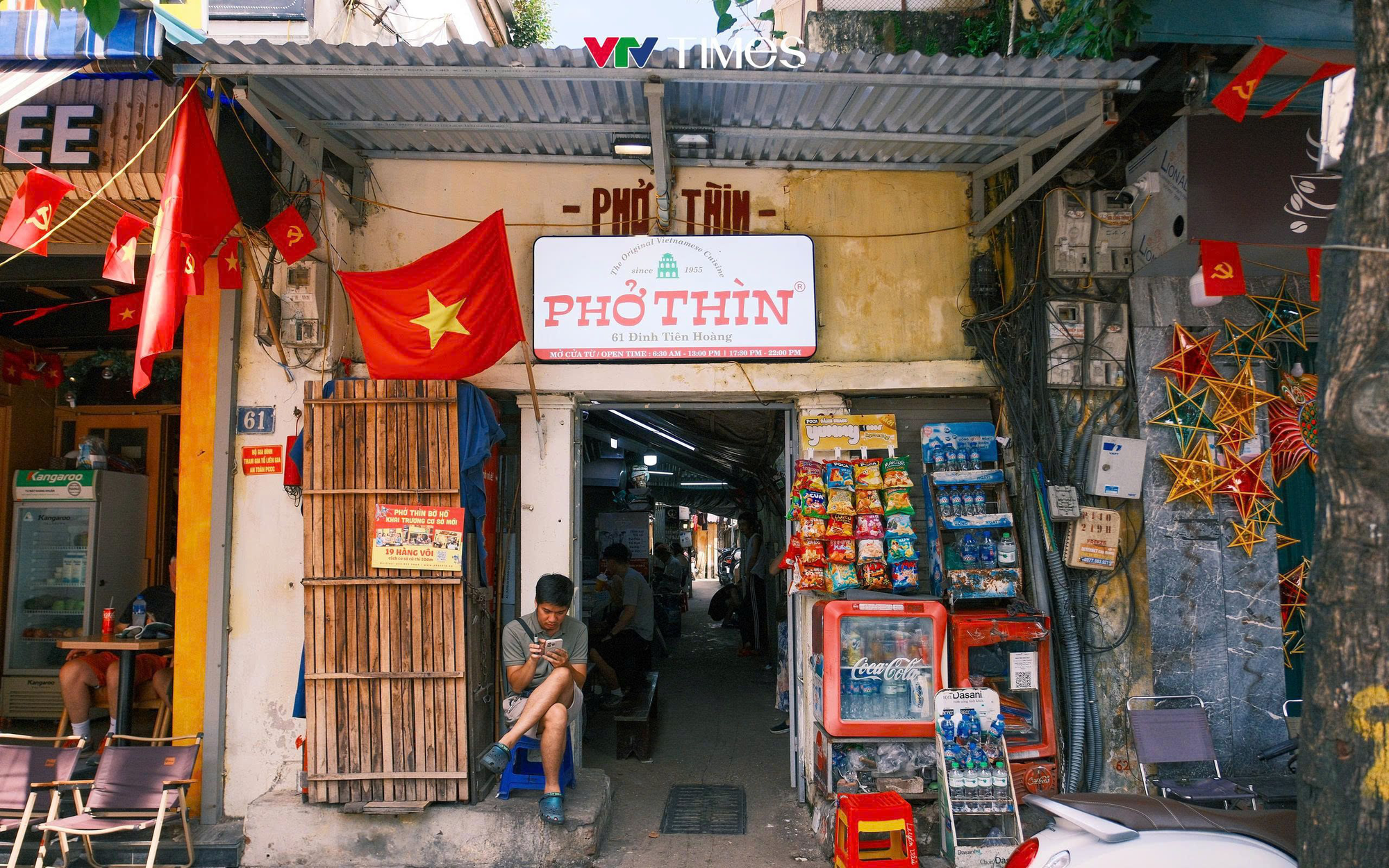 Trong số những hộ dân và cơ quan nằm trong diện di dời có quán Phở Thìn Bờ Hồ tại số 61 Đinh Tiên Hoàng – hàng phở lâu đời gắn bó với người Hà Nội suốt gần 70 năm qua. Trong số những hộ dân và cơ quan nằm trong diện di dời có quán Phở Thìn Bờ Hồ tại số 61 Đinh Tiên Hoàng – hàng phở lâu đời gắn bó với người Hà Nội suốt gần 70 năm qua.