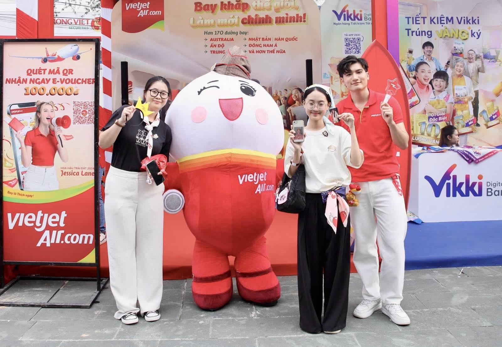 "Gia tộc Anh Tài" hội ngộ, bùng cháy trên sân khấu: Đêm nhạc gây quỹ "Tôi! Người Việt Nam" vỡ òa cảm xúc- Ảnh 1.