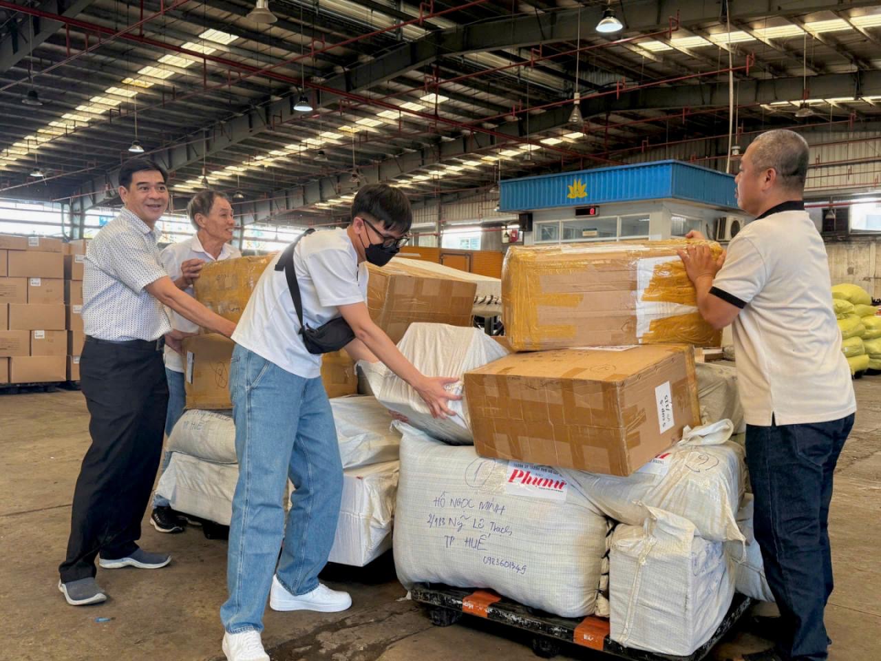 Những kiện hàng nhu yếu phẩm, thuốc men hỗ trợ vùng lũ đầu tiên trên chuyến bay của Vietnam Airlines đã đến Huế- Ảnh 1. Những kiện hàng nhu yếu phẩm, thuốc men hỗ trợ vùng lũ đầu tiên trên chuyến bay của Vietnam Airlines đã đến Huế- Ảnh 1.