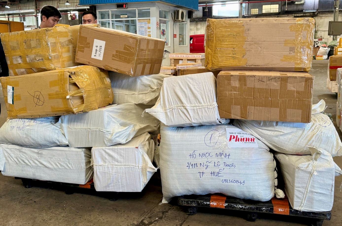 Những kiện hàng nhu yếu phẩm, thuốc men hỗ trợ vùng lũ đầu tiên trên chuyến bay của Vietnam Airlines đã đến Huế- Ảnh 2. Những kiện hàng nhu yếu phẩm, thuốc men hỗ trợ vùng lũ đầu tiên trên chuyến bay của Vietnam Airlines đã đến Huế- Ảnh 2.