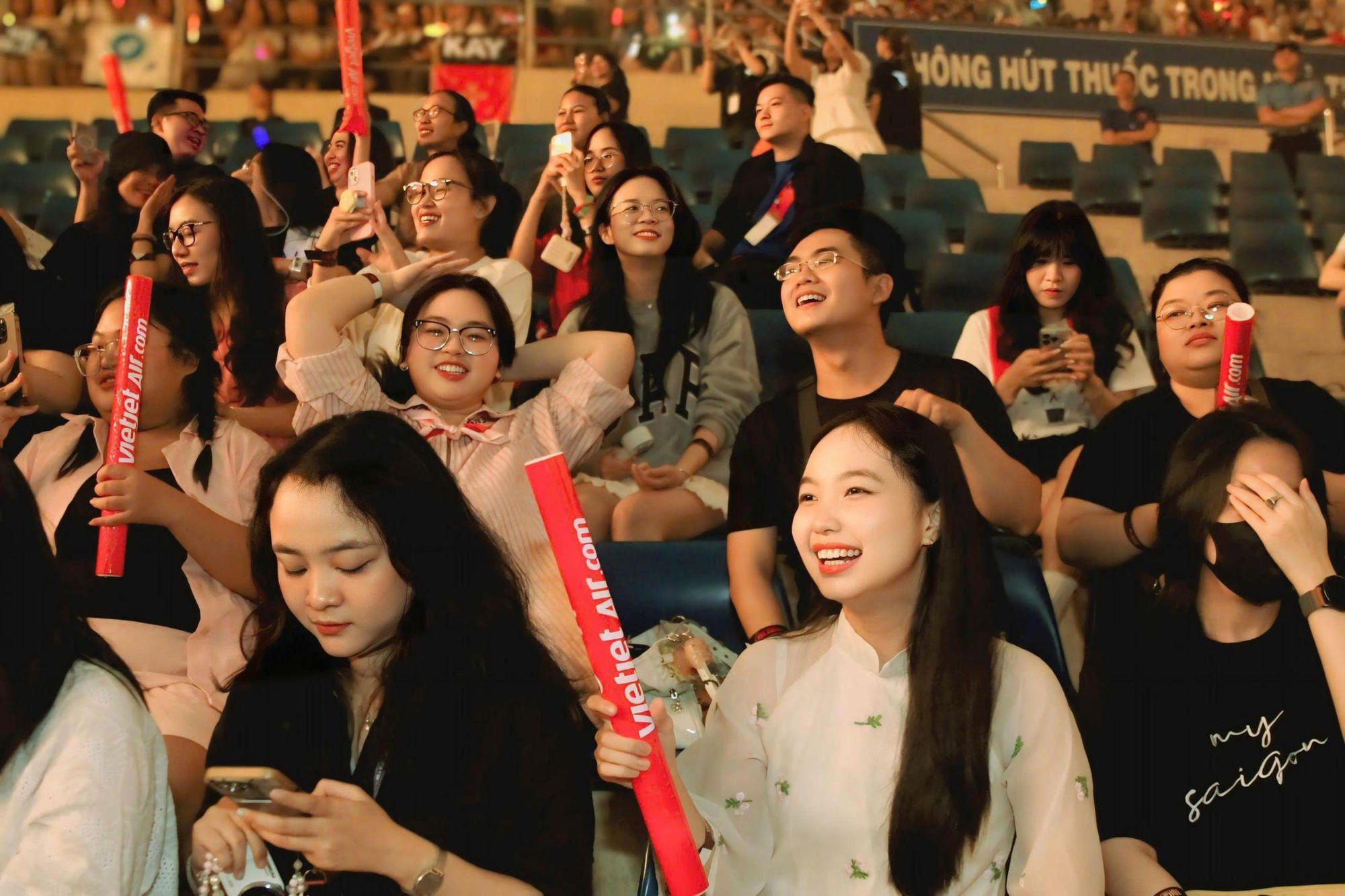 "Gia tộc Anh Tài" hội ngộ, bùng cháy trên sân khấu: Đêm nhạc gây quỹ "Tôi! Người Việt Nam" vỡ òa cảm xúc- Ảnh 11.