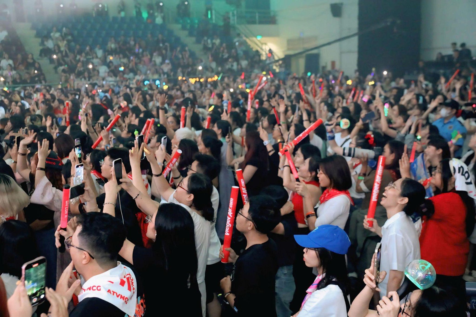 "Gia tộc Anh Tài" hội ngộ, bùng cháy trên sân khấu: Đêm nhạc gây quỹ "Tôi! Người Việt Nam" vỡ òa cảm xúc- Ảnh 12.